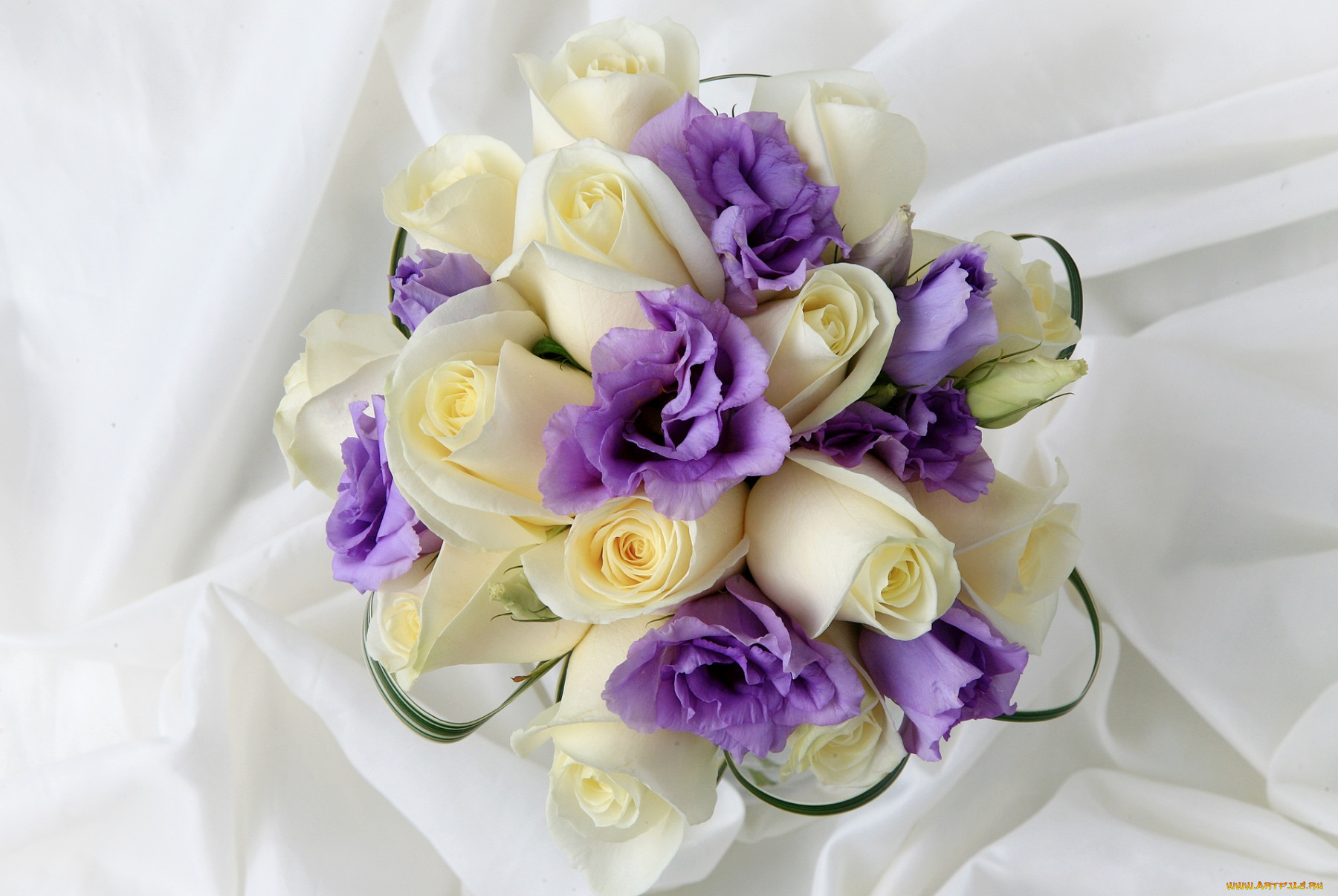 Желто сиреневый букет. Лизиантус Рассела. Розы и эустома. Лизиантус цветы букет. Лизиантус фиолетовый.